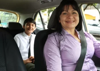 Madres colombianas al volante: historias de vida y lucha detrás del taxi