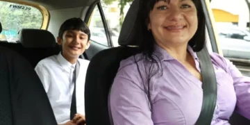 Madres colombianas al volante: historias de vida y lucha detrás del taxi