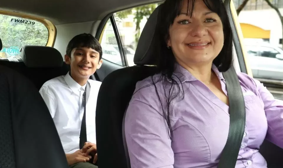 Madres colombianas al volante: historias de vida y lucha detrás del taxi