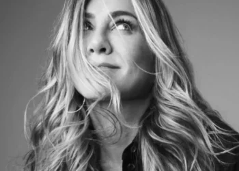 Hombre choca su auto contra la entrada principal de la casa de Jennifer Aniston