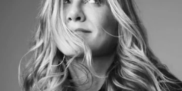 Hombre choca su auto contra la entrada principal de la casa de Jennifer Aniston