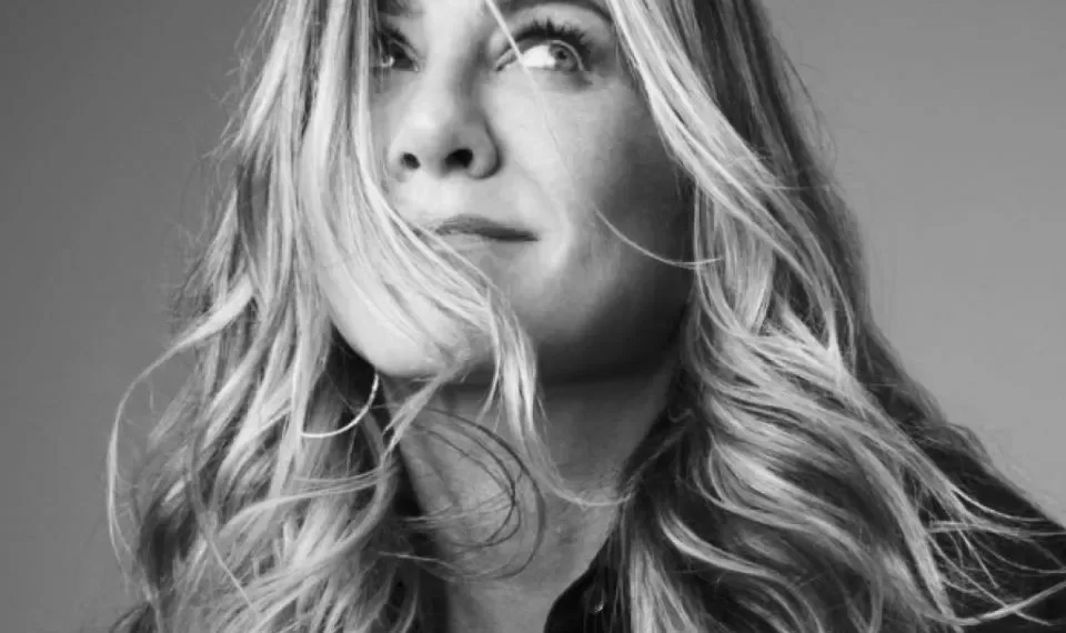 Hombre choca su auto contra la entrada principal de la casa de Jennifer Aniston