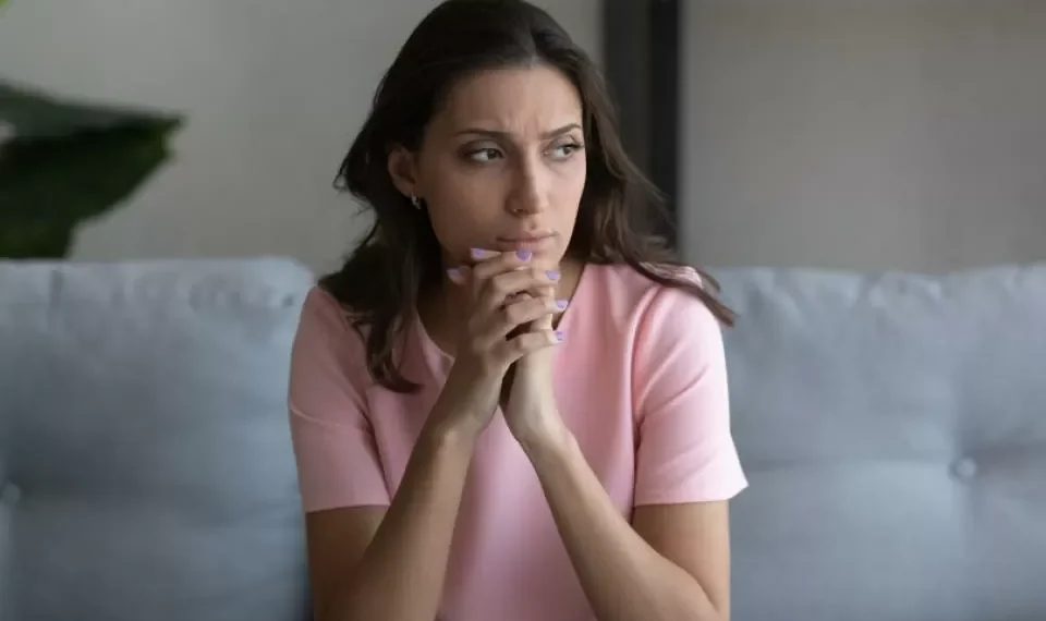 Hablar consigo mismo y en voz alta tiene beneficios para su salud, según expertos