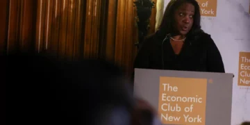 Diretora do Fed alerta que tarifas podem reduzir produtividade e alimentar a inflação