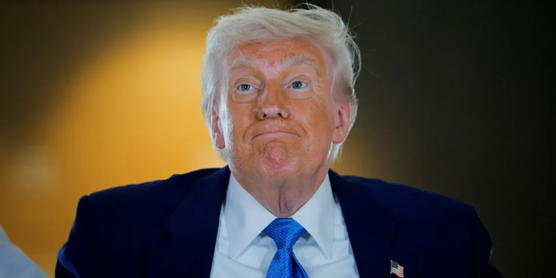 Trump diz ao Walmart para “comer as tarifas” em vez de aumentar os preços