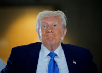 Trump diz ao Walmart para “comer as tarifas” em vez de aumentar os preços