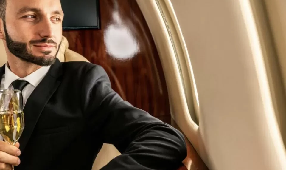 Los hábitos que pueden convertirlo en millonario antes de los 40, según expertos