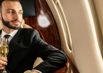 Los hábitos que pueden convertirlo en millonario antes de los 40, según expertos