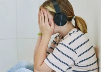 Si escucha música triste y de despecho, piénselo dos veces: riesgos para su cerebro