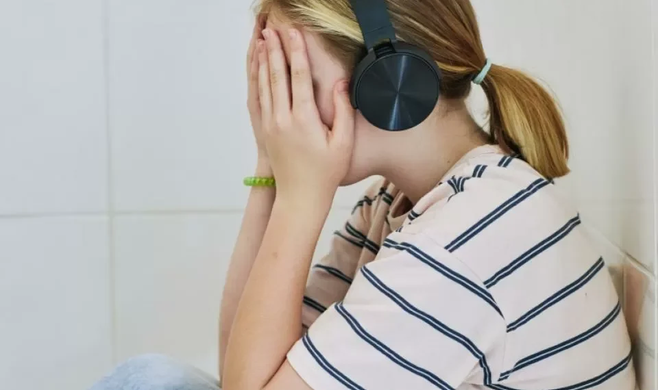 Si escucha música triste y de despecho, piénselo dos veces: riesgos para su cerebro