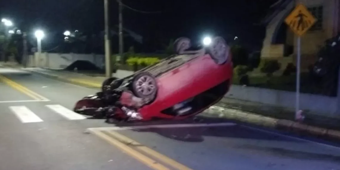 Capotamento na SC-110 deixa dois feridos em Rodeio