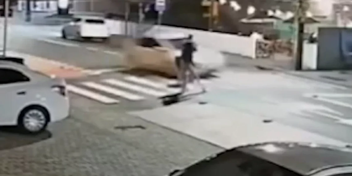 Homem é atropelado na faixa de pedestres e motorista foge em Blumenau
