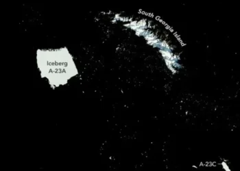 El iceberg más grande del mundo lleva dos meses atascado y comienza a desintegrarse
