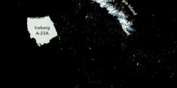 El iceberg más grande del mundo lleva dos meses atascado y comienza a desintegrarse