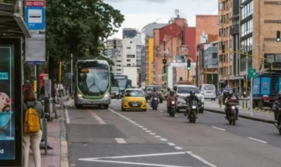 ¿Hay multa? Esto pasa si bloquea el carril preferencial de la Carrera Séptima en Bogotá