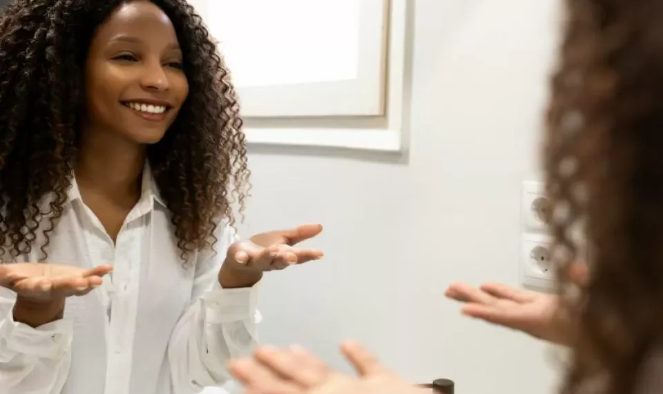 ¿Habla a solas? Estas serían las razones por las que lo hace, según la IA