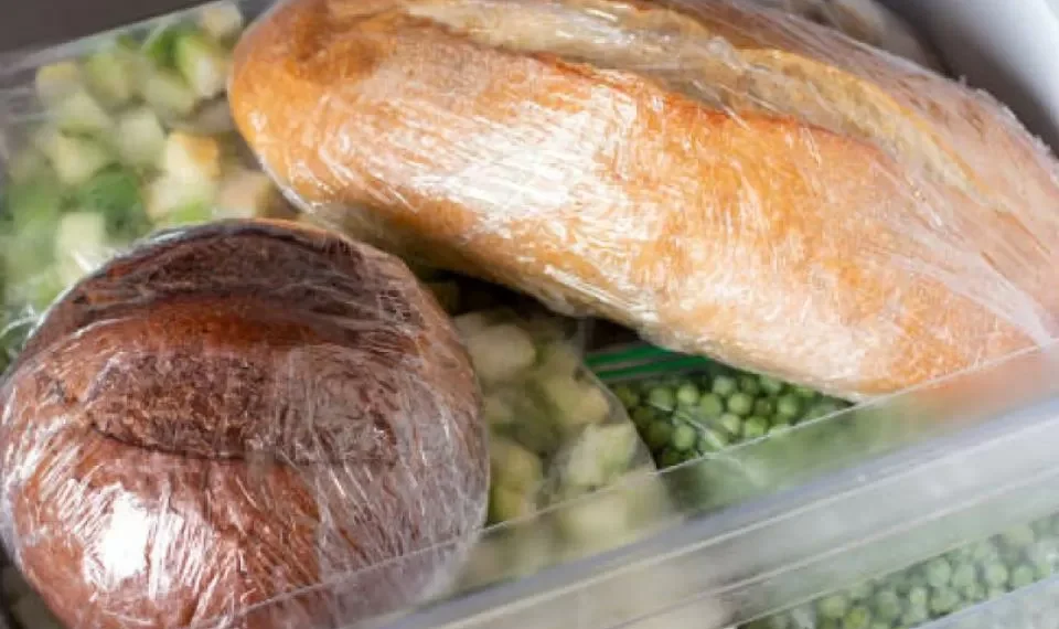 ¿Es cierto que congelar el pan antes de comerlo ayuda a adelgazar? Esta es la verdad