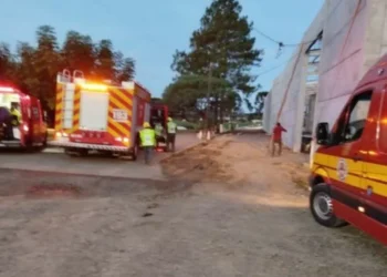 Dois trabalhadores morrem após viga desabar durante obra de barracão em SC