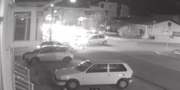 Câmeras registram colisão entre carro e moto que deixa casal ferido no bairro Nações, em Indaial