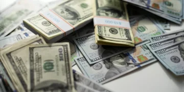 Dólar atinge menor valor em 7 meses e Bolsa bate alta histórica