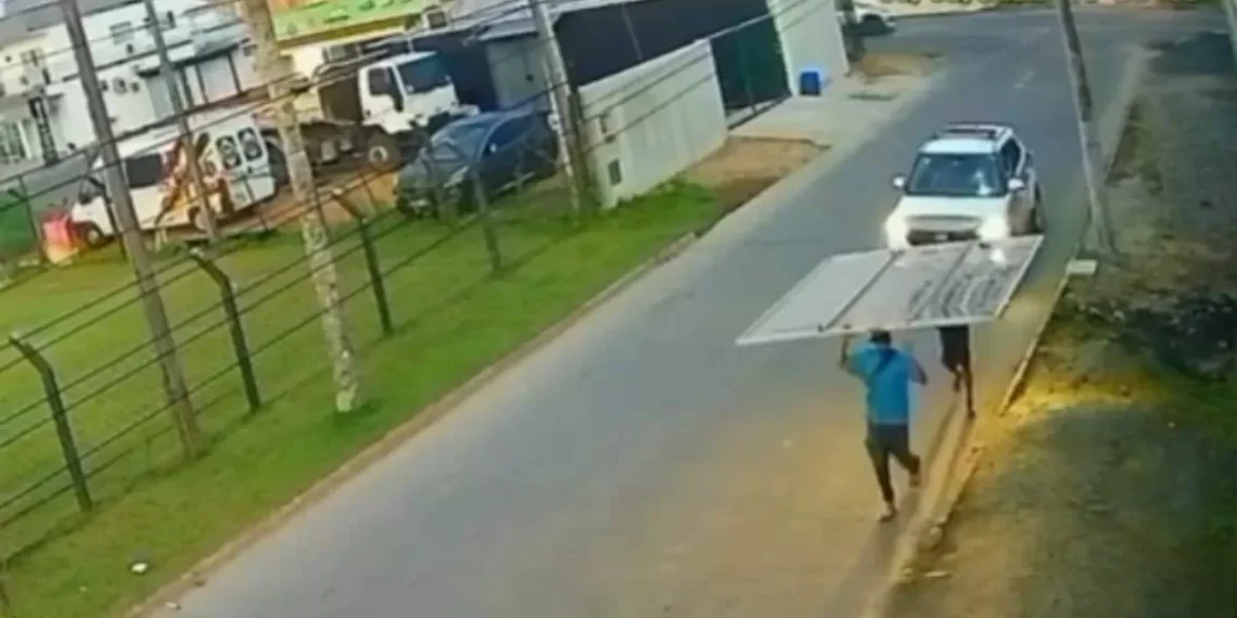 PM escolta e obriga dupla a devolver portão furtado em SC