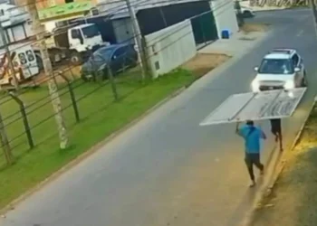 PM escolta e obriga dupla a devolver portão furtado em SC