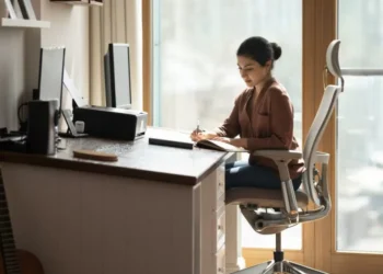 ¿Trabaja en oficina? Las 5 razones por las que necesita una silla ergonómica