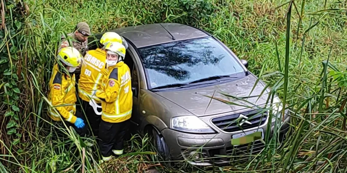Motorista cai em ribanceira de cerca de 10 metros após desviar de buraco, em Gaspar