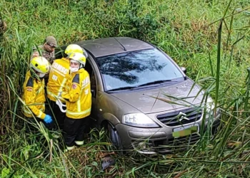 Motorista cai em ribanceira de cerca de 10 metros após desviar de buraco, em Gaspar