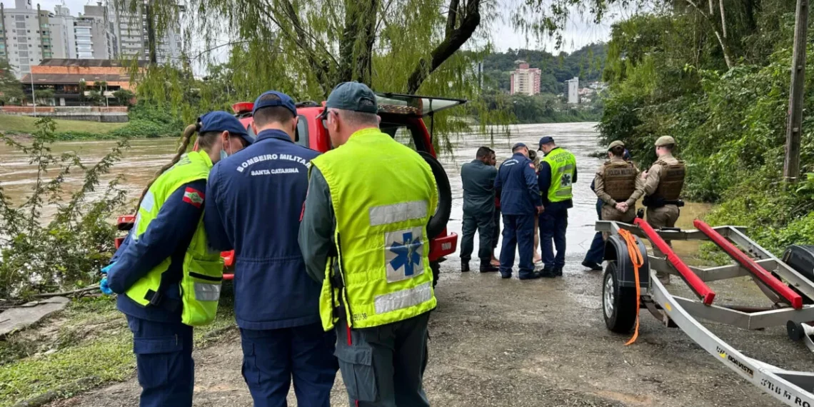 Bombeiros procuram homem desaparecido no Rio Itajaí-Açu, em Blumenau