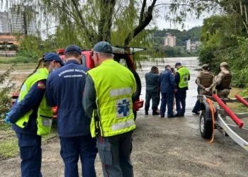 Bombeiros procuram homem desaparecido no Rio Itajaí-Açu, em Blumenau