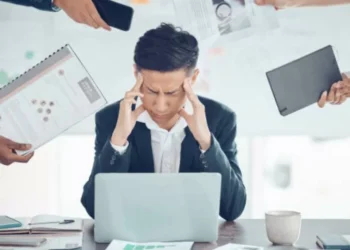 ¿No pone límites entre trabajo y vida personal? Ese fenómeno existe y así lo afecta