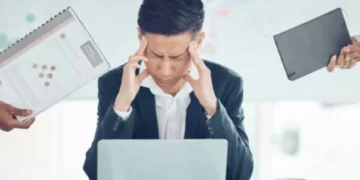 ¿No pone límites entre trabajo y vida personal? Ese fenómeno existe y así lo afecta