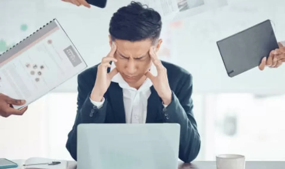 ¿No pone límites entre trabajo y vida personal? Ese fenómeno existe y así lo afecta