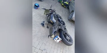Motociclista é levado ao hospital após batida com carro em Rodeio