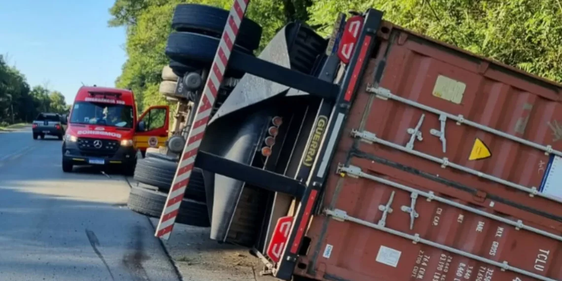 Carreta tomba na BR-470 em Pouso Redondo e deixa um ferido