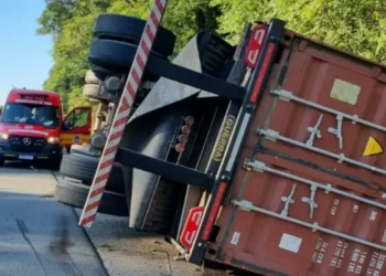 Carreta tomba na BR-470 em Pouso Redondo e deixa um ferido