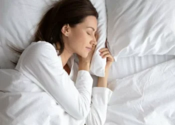 Los 11 consejos de una reconocida clínica para ‘conciliar el sueño’ en la noche