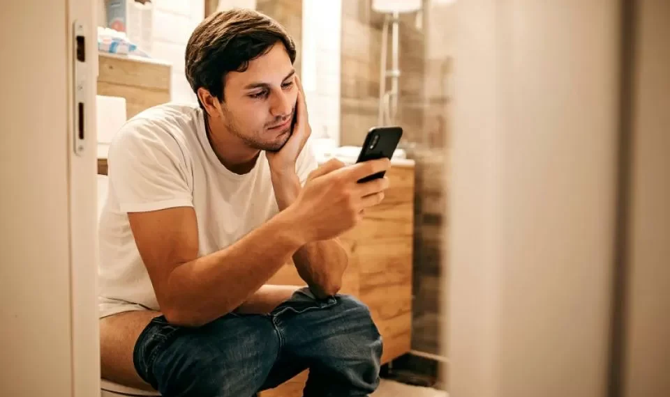 Preste mucha atención: las 4 razones por las heces pueden ser ‘pegajosas’