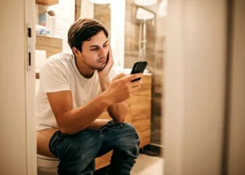 Preste mucha atención: las 4 razones por las heces pueden ser ‘pegajosas’
