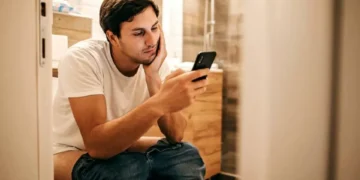 Preste mucha atención: las 4 razones por las heces pueden ser ‘pegajosas’