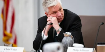 Diretor do Fed diz que EUA podem cortar juros em julho: “Já estamos nessa posição”