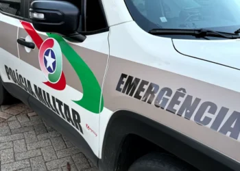 Homem é preso por agredir esposa após discussão doméstica em Blumenau; crianças são acolhidas por vizinho