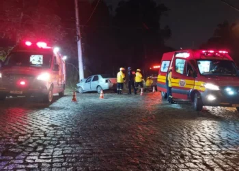 Cinco pessoas ficam feridas em colisão de carro contra poste em Blumenau
