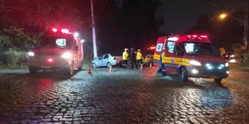 Cinco pessoas ficam feridas em colisão de carro contra poste em Blumenau