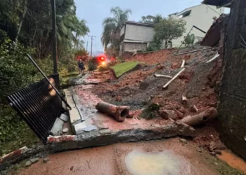 Barranco cede e derruba muro de residência em Timbó