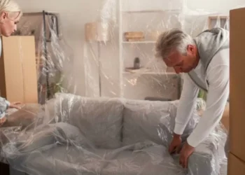 ¿Por qué no es bueno tener muchos muebles en casa, según una especialista?