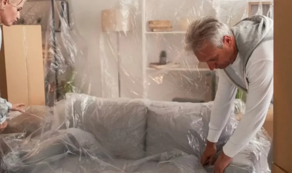 ¿Por qué no es bueno tener muchos muebles en casa, según una especialista?