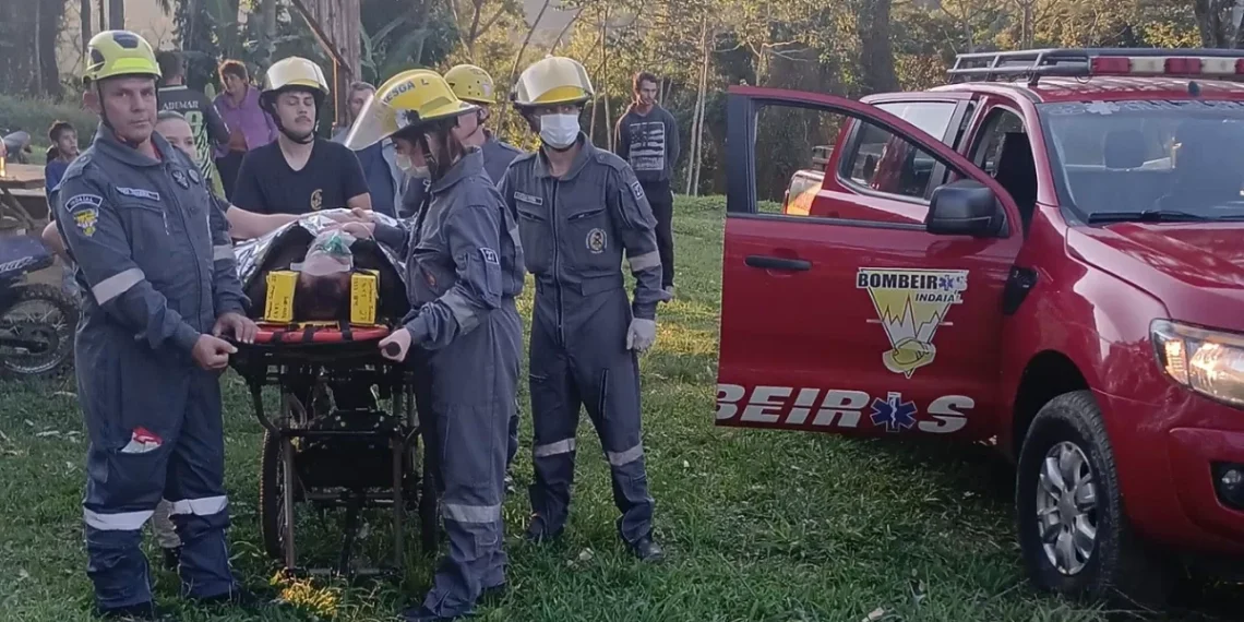 Homem cai em ribanceira durante trilha e é resgatado de helicóptero em Indaial