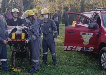 Homem cai em ribanceira durante trilha e é resgatado de helicóptero em Indaial